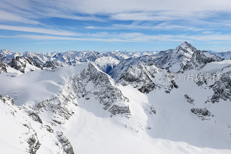 瑞士阿尔卑斯山冬季景观鸟瞰图从山Titlis Engelberg